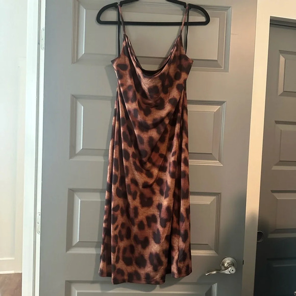 L'AGENCE Dress Tami Draped Leopard Print
Stretch Jersey Midi - Picture 4 of 7
